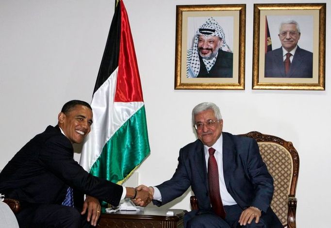 Setkání s palestinským prezidentem. Barack Obama se setkal s Mahmudem Abbasem v Rammaláhu. Na zdi nad nimi portrét Jassira Arafata.