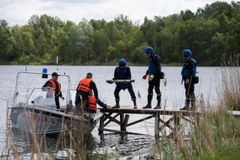 Pyrotechnici před létem čistí jezera u Kyjeva, odstranit munici Ukrajině potrvá roky