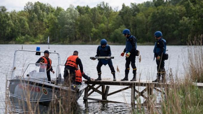 Ukrajinští pyrotechnici hledají nevybuchlou munici v jezeře u Kyjeva.