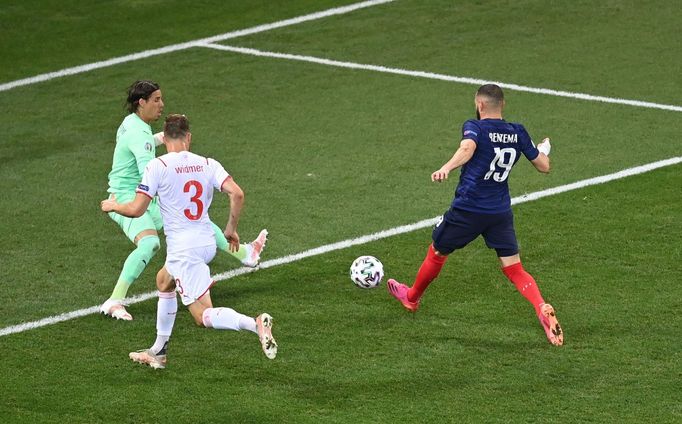 ME ve fotbale 2021, Francie - Švýcarsko: Karim Benzema střílí gól na 1:1.