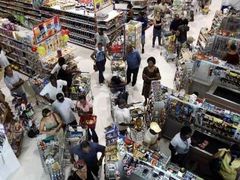 Jamajku zachvátilo nákupní šílenství. Obyvatelé se před očekávaným příchodem hurikánu Dean raději zásobují
