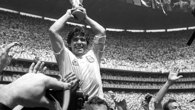 Diego Maradona s trofejí pro mistra světa po vítězném finále 1986