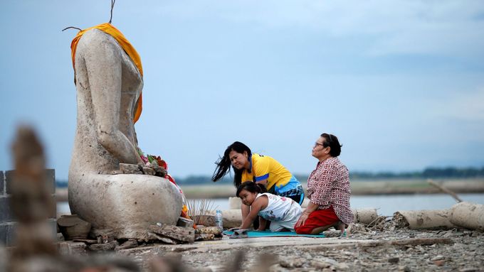 Obrazem: V Thajsku vyschla přehrada. Odhalila zatopený chrám a sochu Buddhy