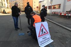 Na protest proti Turówu uzavřeli aktivisté na půl hodiny přívod vody na ministerstvu