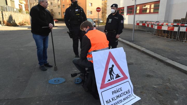 Na protest proti Turówu uzavřeli aktivisté na půl hodiny přívod vody na ministerstvu; Zdroj foto: ČTK