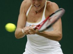 Česká tenistka Nicole Vaidišová v zápase třetího kola Wimbledonu proti Bělorusce Azarenkové.