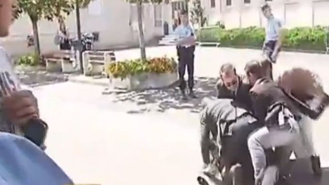 Policie pacifikuje muže, jenž chtěl napadnout Sarkozyho