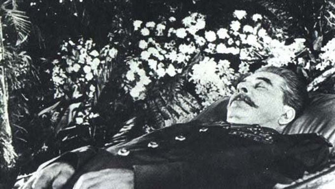 Josif Vissarionovič Stalin v rakvi. Zemřel 5. března 1953 v Moskvě.