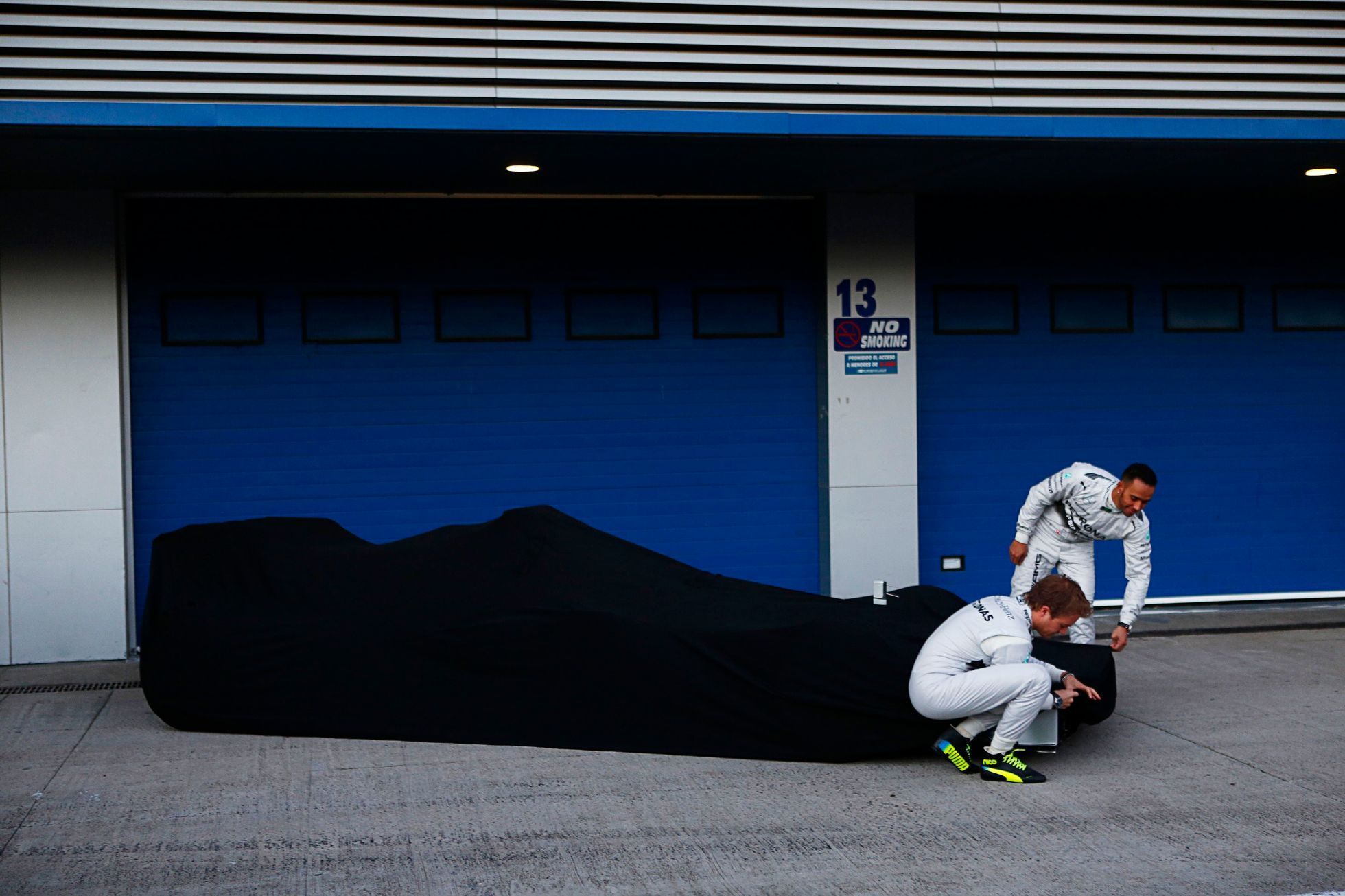 Lewis Hamilton a Nico Rosberg předvádějí monopost Mercedesu pro sezonu 2014