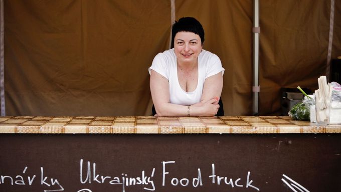 Ukrajinská úřednice vaří v Pražské tržnici: Vracet se nechci, ale bydlení je tu drahé