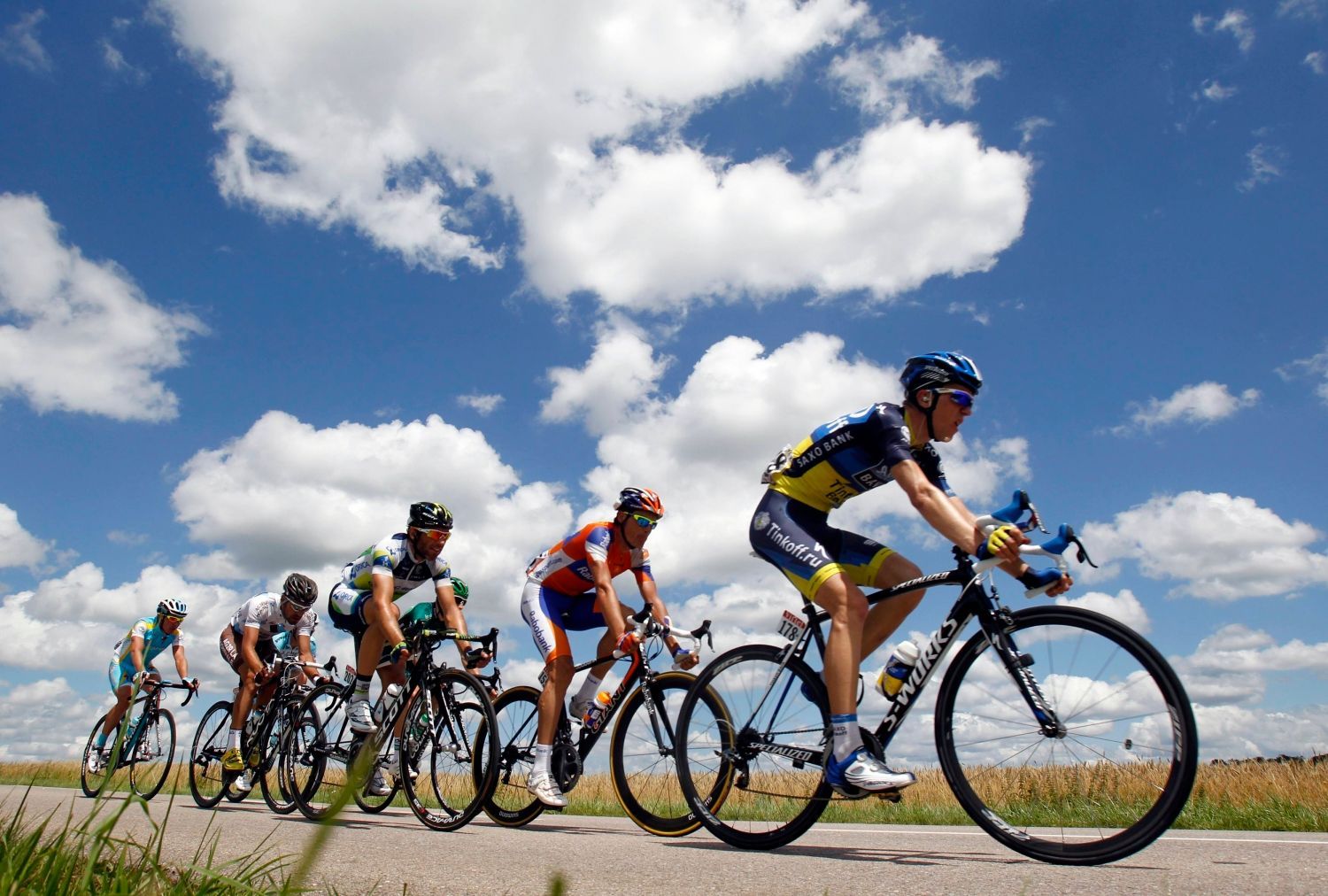 Dánský cyklista Chris Anker Sorensen během sedmé etapy Tour de France 2012 vede skupinku cyklistů.