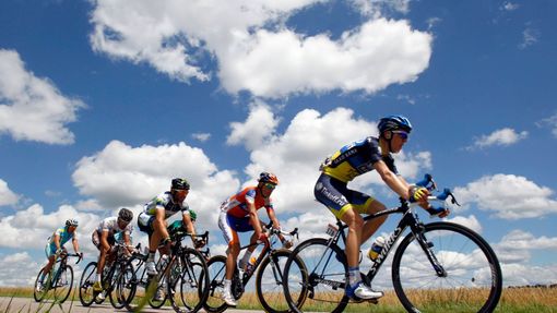 Dánský cyklista Chris Anker Sorensen během sedmé etapy Tour de France 2012 vede skupinku cyklistů.