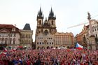 Čechy hnal zaplněný Staromák. Lidé čekali osm hodin, dětem slíbili pondělí bez školy