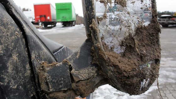 Po hromadné nehodě na dálnici zůstalo u Humpolce plné parkoviště vraků