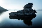 Skála na kazašském jezeře Borovoje vypadá jako futuristická bojová loď. Autor: Alexej Šabanov. Sportovec: Anton Šebeko.