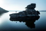 Skála na kazašském jezeře Borovoje vypadá jako futuristická bojová loď. Autor: Alexej Šabanov. Sportovec: Anton Šebeko.