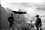 Topografická skupina vedená geologem Francoisem Matthesem zkoumá terén. Snímek pochází z období kolem roku 1904.