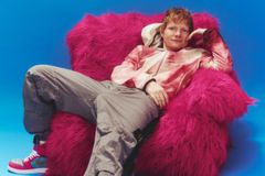 Ed Sheeran se inspiroval v Asii. Na jeho nové desce Play se ale žádná revoluce nekoná