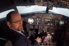V kokpitu Boeingu 737. Pilot v simulátoru ukázal vzlet i pád letadla