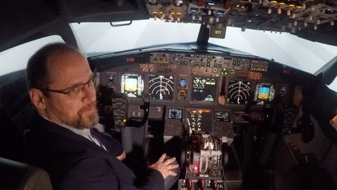 V kokpitu Boeingu 737. Pilot v simulátoru ukázal vzlet i pád letadla