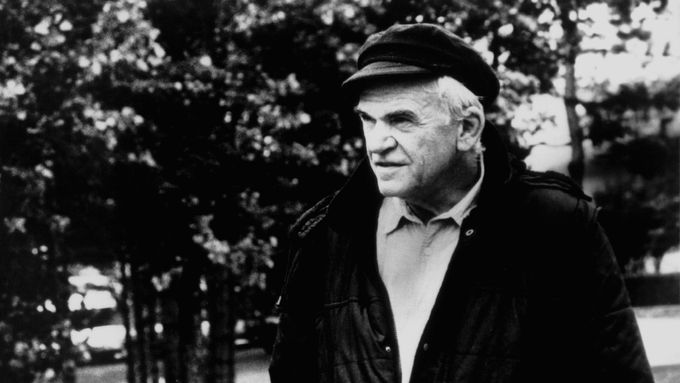 Milan Kundera, světově uznávaný spisovatel, Lévyho text také podepsal.