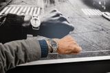 Snímek s hodinkami patří k jeho nejznámějším. Podařilo se nám zorganizovat setkání, na kterém se Josef Koudelka sešel po padesáti letech s hrdiny svých fotek. Byl mezi nimi i onen "muž s hodinkami".