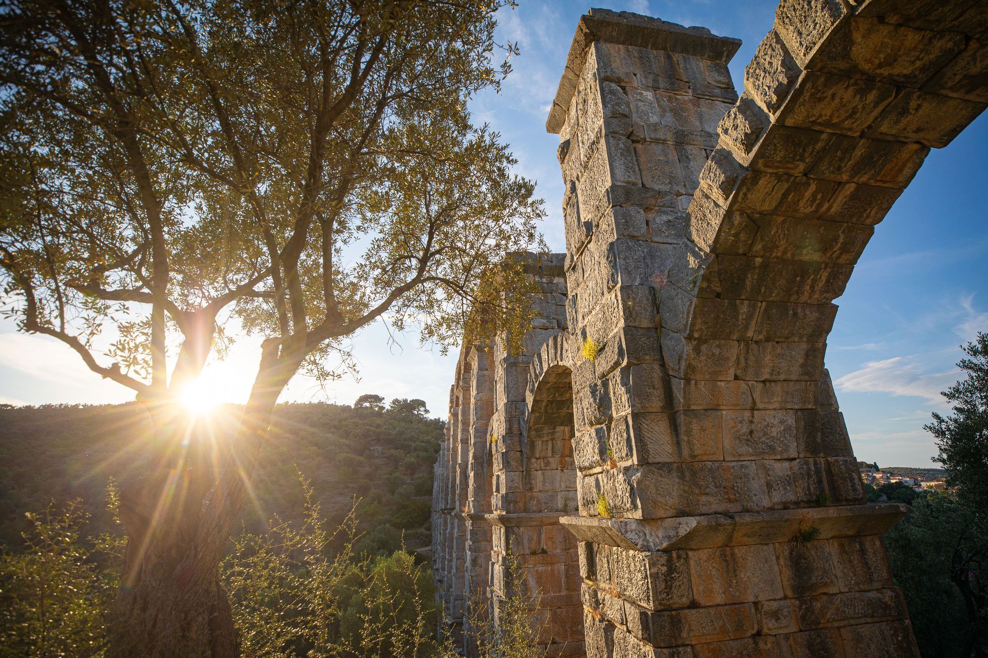 Lesbos turistické tipy, turismus, historie, antické památky, akvadukt, zkamenělý les UNESCO