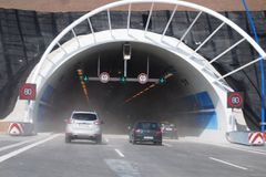 Cholupický tunel zablokovala nehoda, tři lidé zraněni