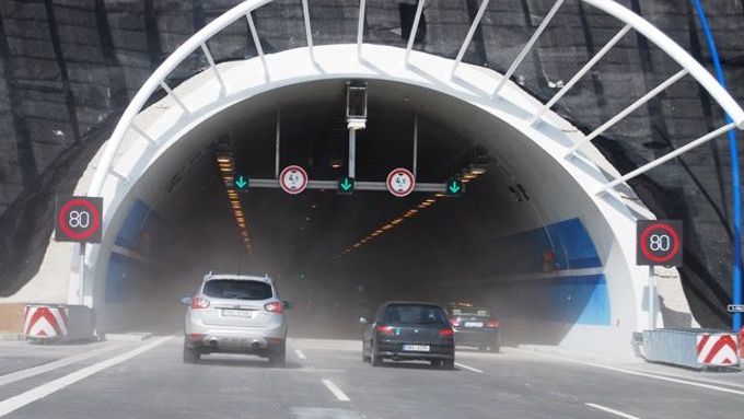 K nehodě došlo za Lochkovským tunelem na novém Pražském okruhu.
