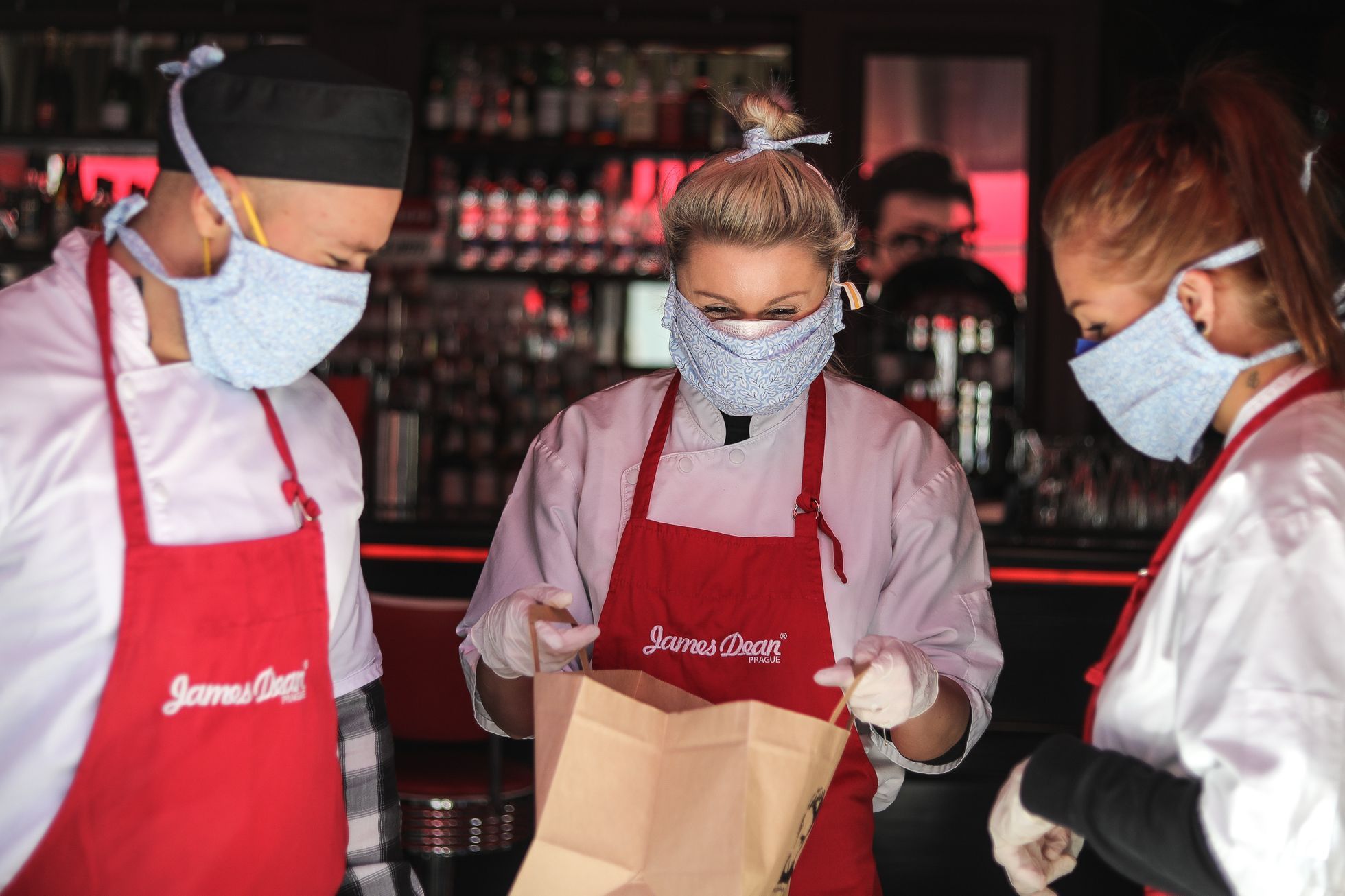 Restaurace a nouzový stav - koronavirus, výdejní okna, hospoda, jídlo, James Dean