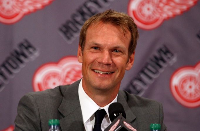 Nicklas Lidström oznamuje konec své profesionální hráčské kariéry během tiskové konference v detroitské Joe Louis Areně.