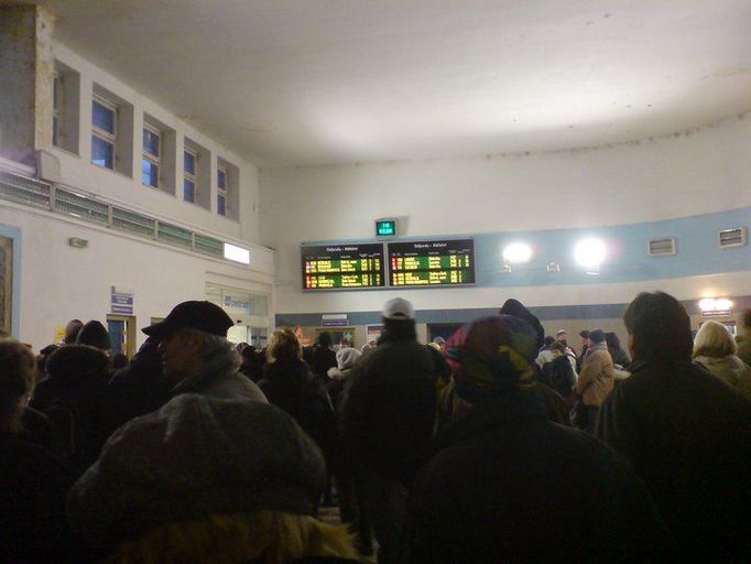 Nádraží v Ústí nad Labem, vlaky nabírají kvůli počasí zpoždění.