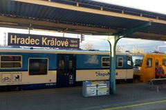 Na části hlavní železniční trati mezi Hradcem Králové a Prahou bude výluka
