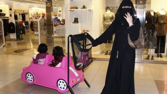 Saúdské ženy chodí na veřejnosti se zahalenými vlasy i obličejem s výjimkou očí. Snímek je z nákupního centra v Džiddě.
