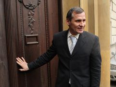 12. ledna 2009: Jiří Čunek u dveří do Strakovy akademie. V křesle ministra pro místní rozvoj by jej měl nahradit Cyril Svoboda.