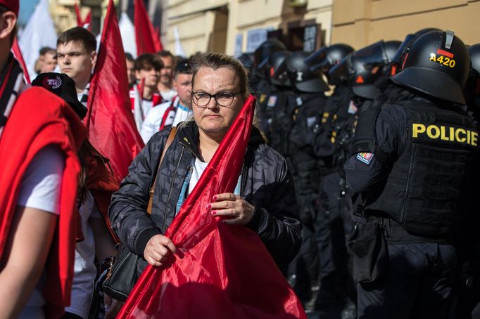 Pochod fanoušků Slavie z Náměstí Republiky na finále Mol Cupu na stadion pražské Sparty na Letné.