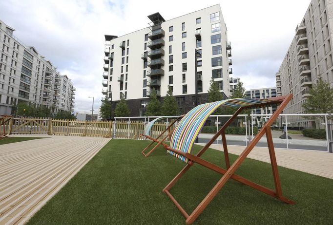 Deck chairs are seen outside the Globe bar in the Olympic Village built for the London 2012 Olympic Games in Stratford, east London on June 29, 2012. The Globe will be a dry bar for the duration of the games. The village will accomodate up to 16,000 athletes and officials from more than 200 nations. Picture taken June 29, 2012. REUTERS/Olivia Harris (BRITAIN - Tags: SPORT BUSINESS CONSTRUCTION OLYMPICS CITYSPACE) Published: Čer. 30, 2012, 12:41 odp.