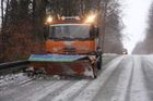 Sníh a přeháňky komplikují ranní dopravu v Česku