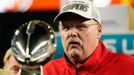 Trenér Andy Reid s Vince Lombardi Trophy po triumfu Kansas City Chiefs ve finále Super Bowlu LIV