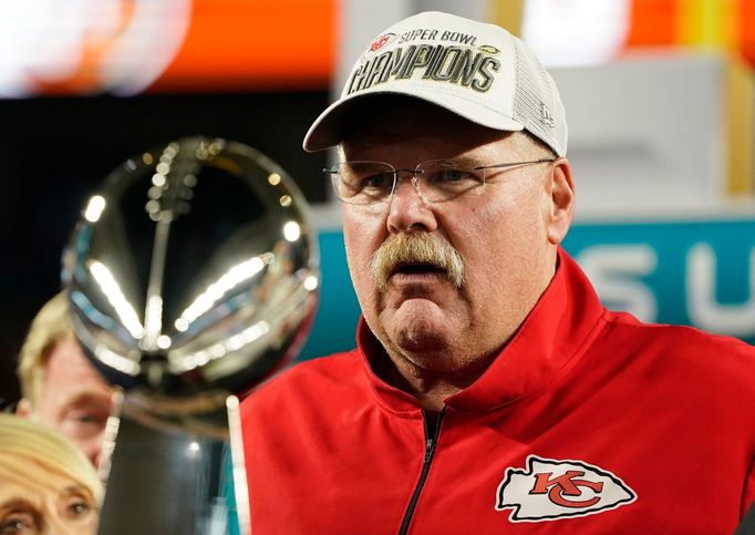 Trenér Andy Reid s Vince Lombardi Trophy po triumfu Kansas City Chiefs ve finále Super Bowlu LIV