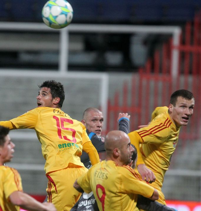 Fotbalisté Dukly Praha José Romera (15) a Jan Vorel (9) bojují proti Vysočině Jihlava v utkání Gambrinus ligy 2012/13.