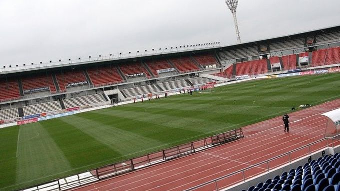 Uběhlo 20 minut a středeční příprava pokračovala (na přání trenéra Brücknera) za zavřenými dveřmi.