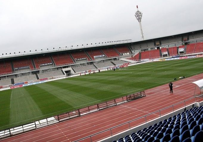 Uběhlo 20 minut a středeční příprava pokračovala (na přání trenéra Brücknera) za zavřenými dveřmi.