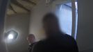 Trojice polonahých běžících mužů přepadla seniora v Žatci za bílého dne, vše zachytily kamery. Policie dopadla všechny tři pachatele, zveřejnila video.