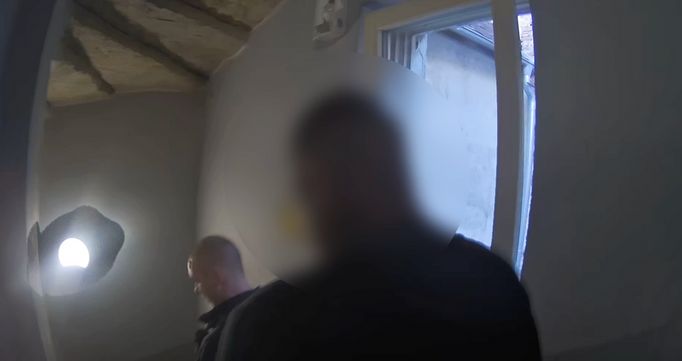 Trojice polonahých běžících mužů přepadla seniora v Žatci za bílého dne, vše zachytily kamery. Policie dopadla všechny tři pachatele, zveřejnila video.