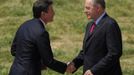 Sebastian Coe (L), chairman of the London 2012 Olympics organising committee, shakes hands with Jacques Rogge, president of the International Olympic Committee, during the torch lighting ceremony of the London 2012 Olympic Games at the site of ancient Olympia in Greece May 10, 2012. REUTERS/Mal Langsdon (GREECE - Tags: SPORT OLYMPICS) Published: Kvě. 10, 2012, 9:11 dop.