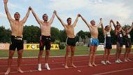 Svalnatí desetibojaři zdraví diváky na kladenském stadionu.