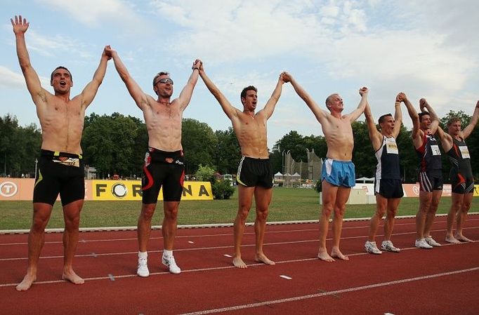 Svalnatí desetibojaři zdraví diváky na kladenském stadionu.