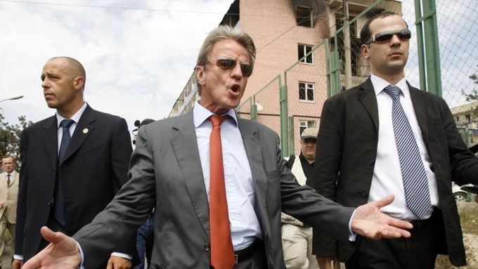 Francouzský ministr zahraničí Bernard Kouchner v gruzínském Gori, kam o víkendu dopadly ruské bomby.