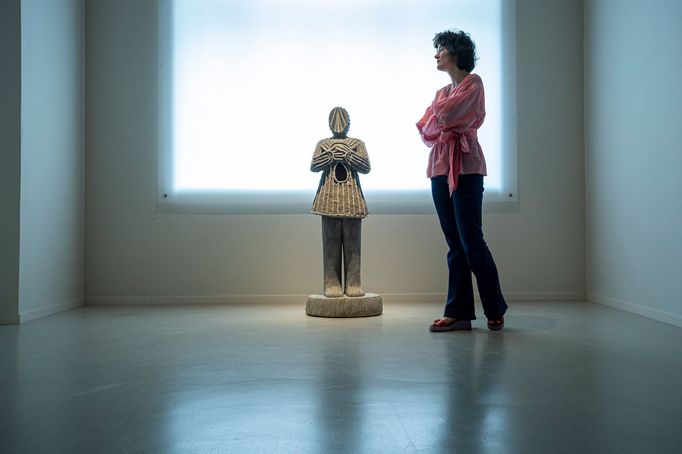 Na snímku z výstavy Na křídlech života je socha Dívky od Anny Hulačové z roku 2015.